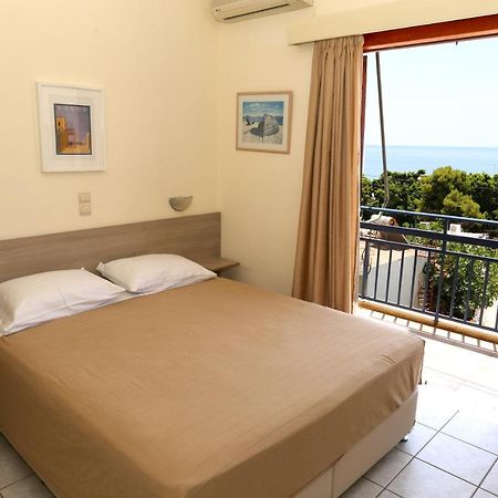 Hotel Karyatides Agia Marina  外观 照片