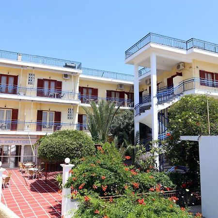 Hotel Karyatides Agia Marina  外观 照片