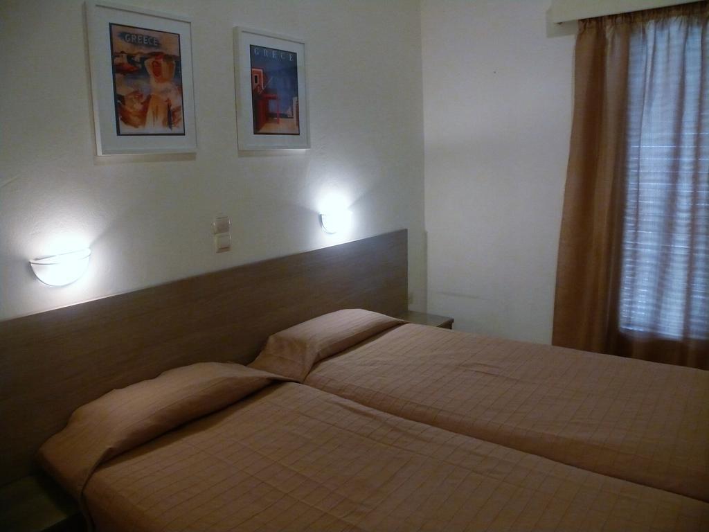 Hotel Karyatides Agia Marina  外观 照片