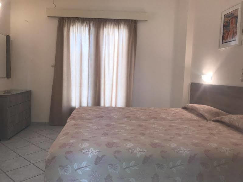 Hotel Karyatides Agia Marina  外观 照片