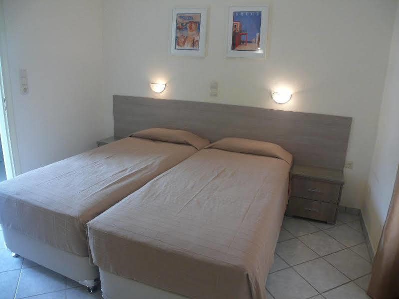 Hotel Karyatides Agia Marina  外观 照片