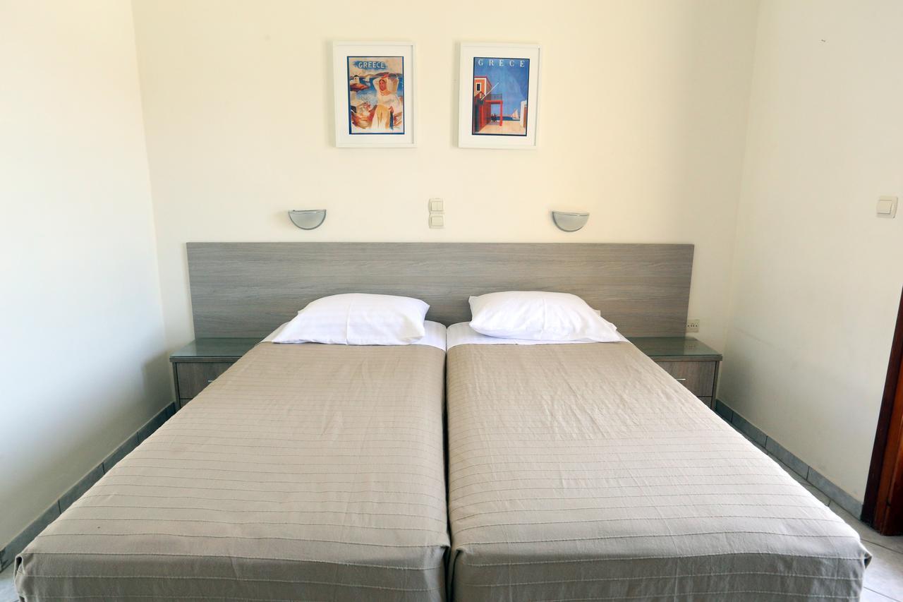 Hotel Karyatides Agia Marina  外观 照片