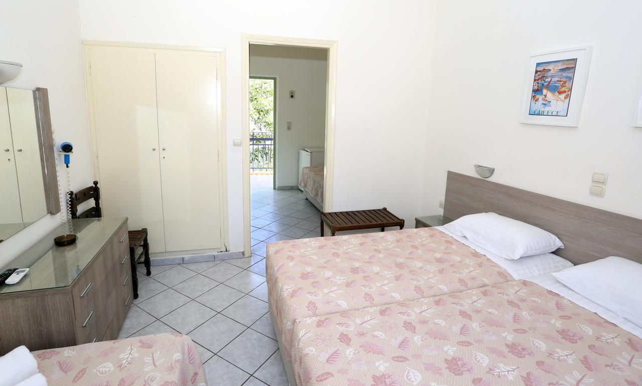 Hotel Karyatides Agia Marina  外观 照片