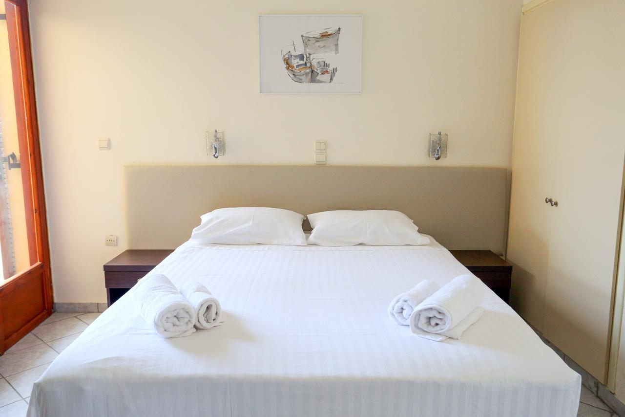 Hotel Karyatides Agia Marina  外观 照片