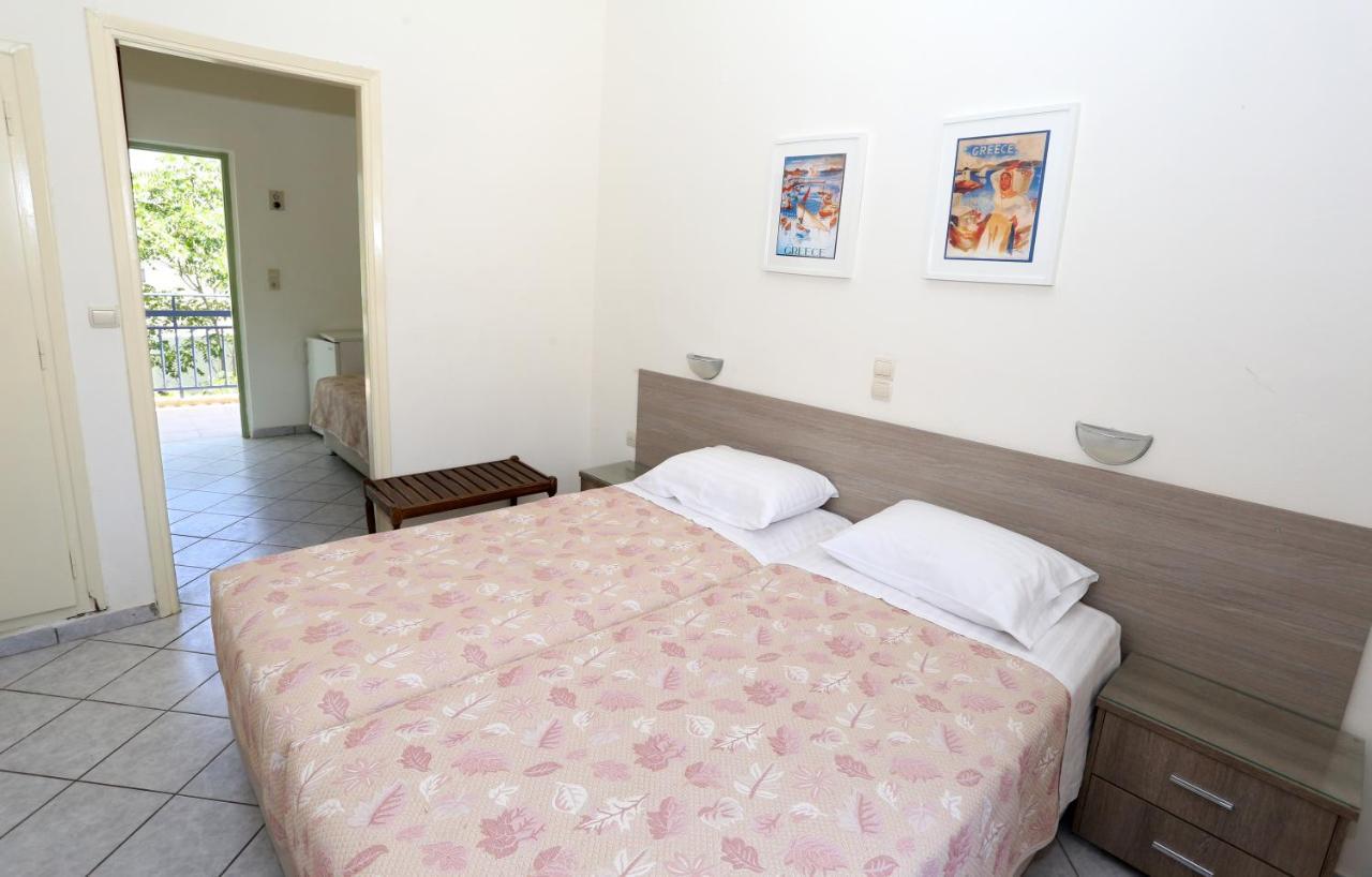 Hotel Karyatides Agia Marina  外观 照片
