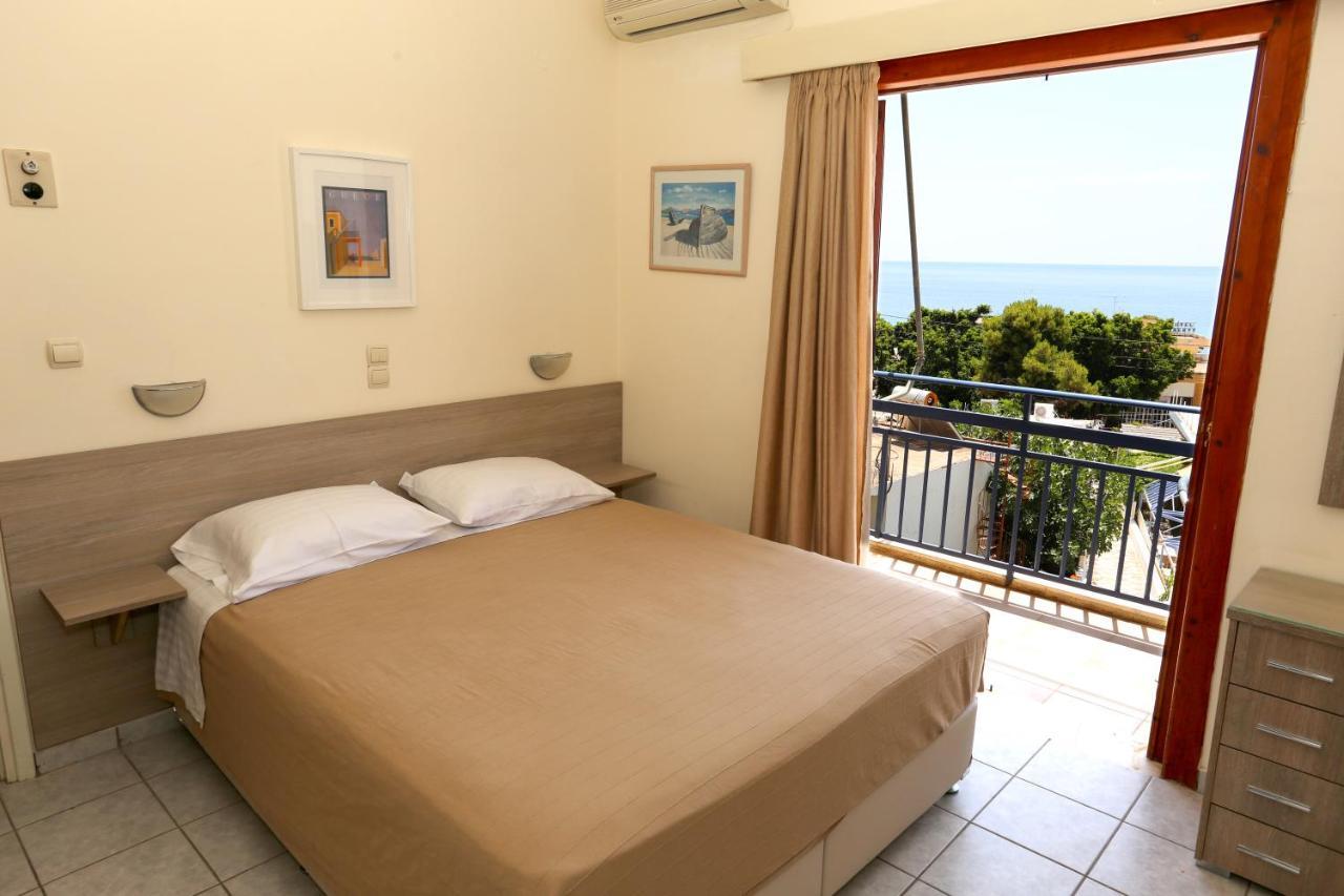 Hotel Karyatides Agia Marina  外观 照片