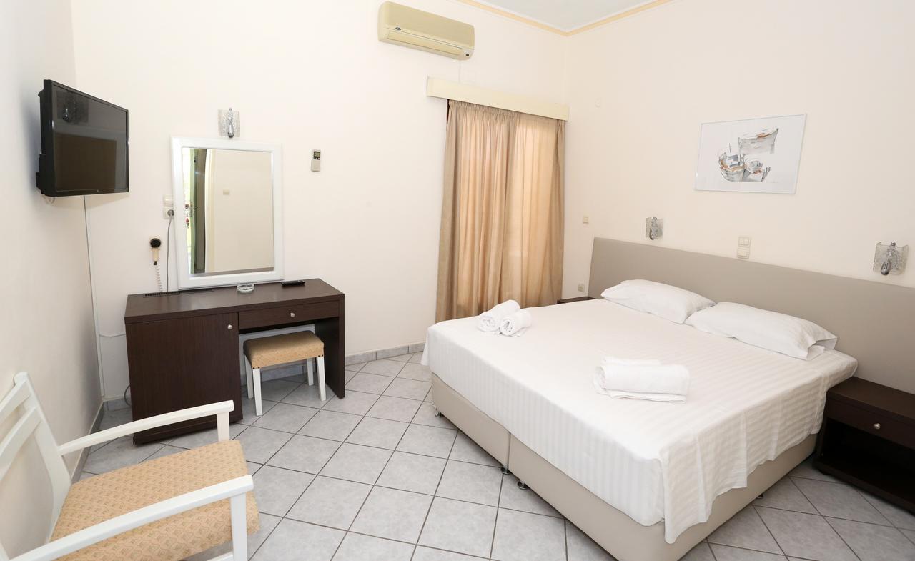 Hotel Karyatides Agia Marina  外观 照片