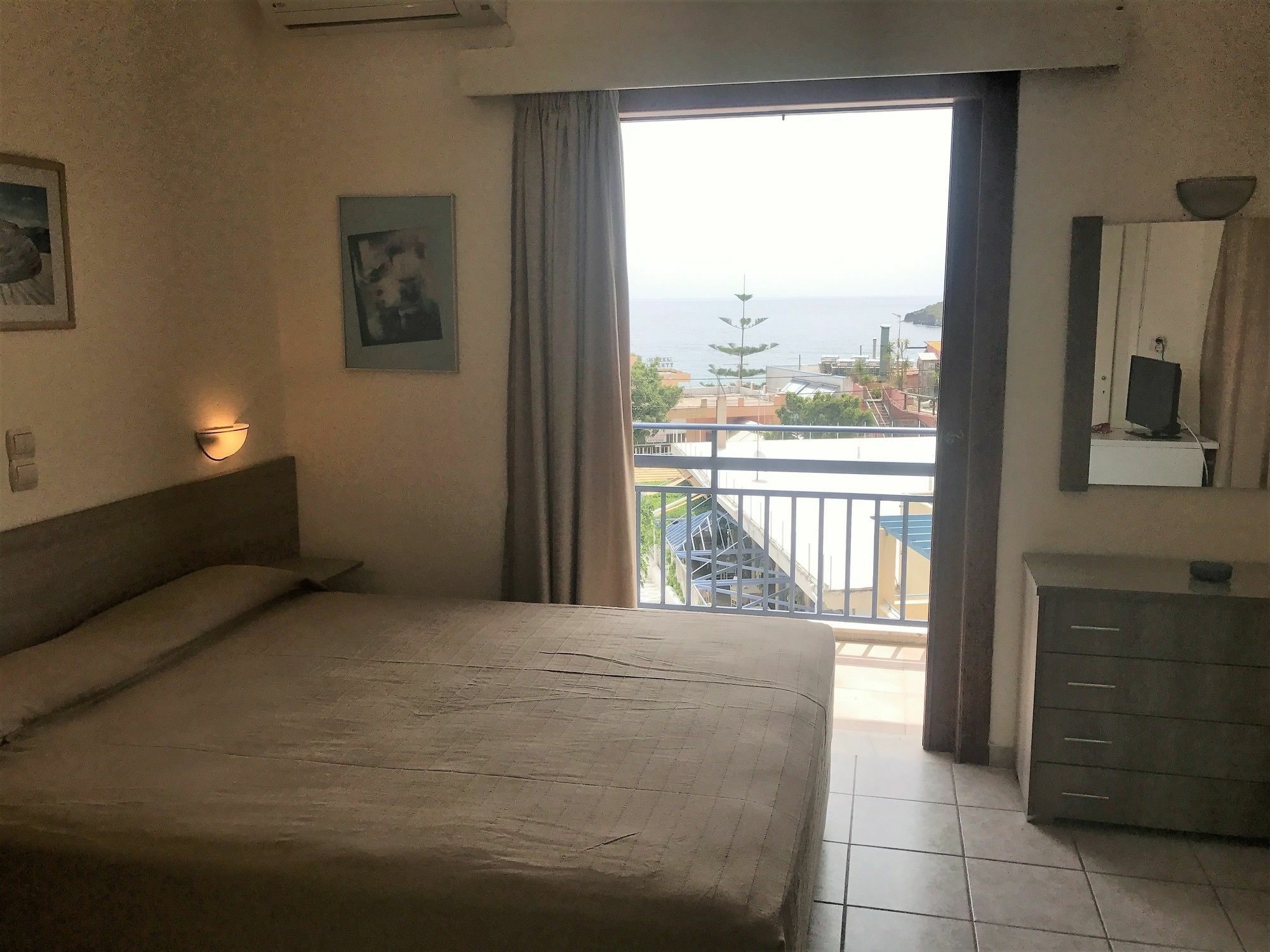 Hotel Karyatides Agia Marina  外观 照片