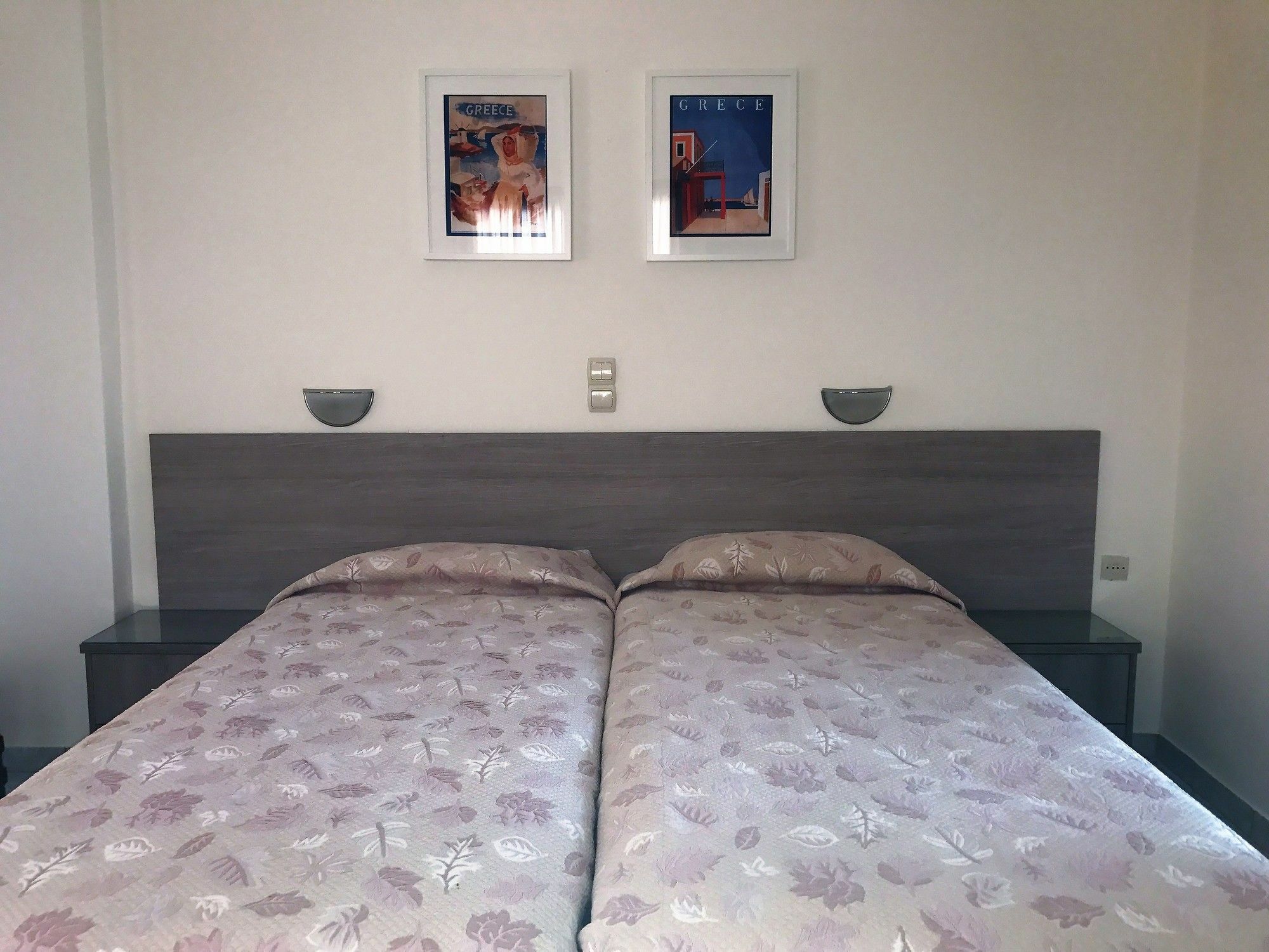 Hotel Karyatides Agia Marina  外观 照片