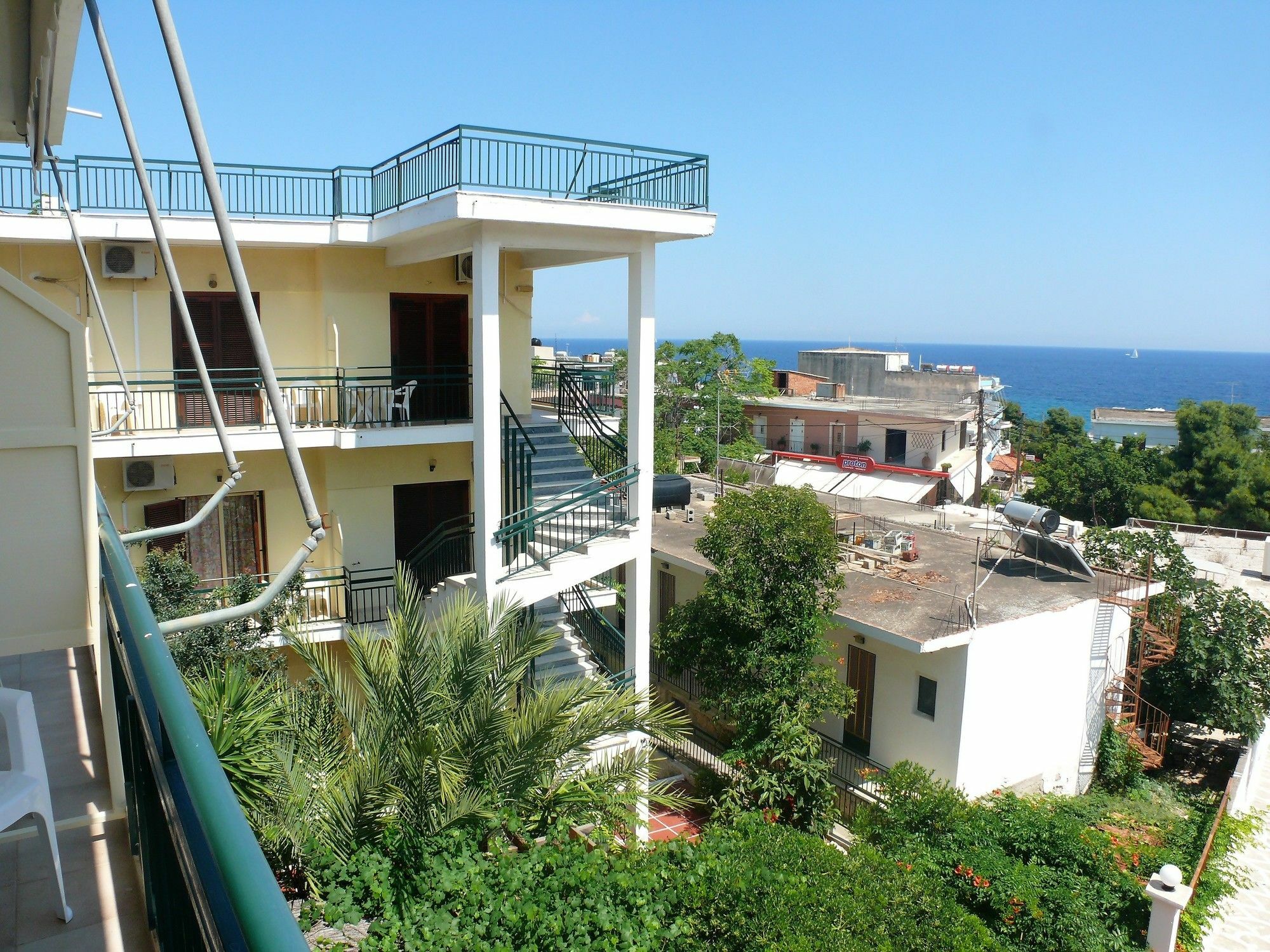 Hotel Karyatides Agia Marina  外观 照片