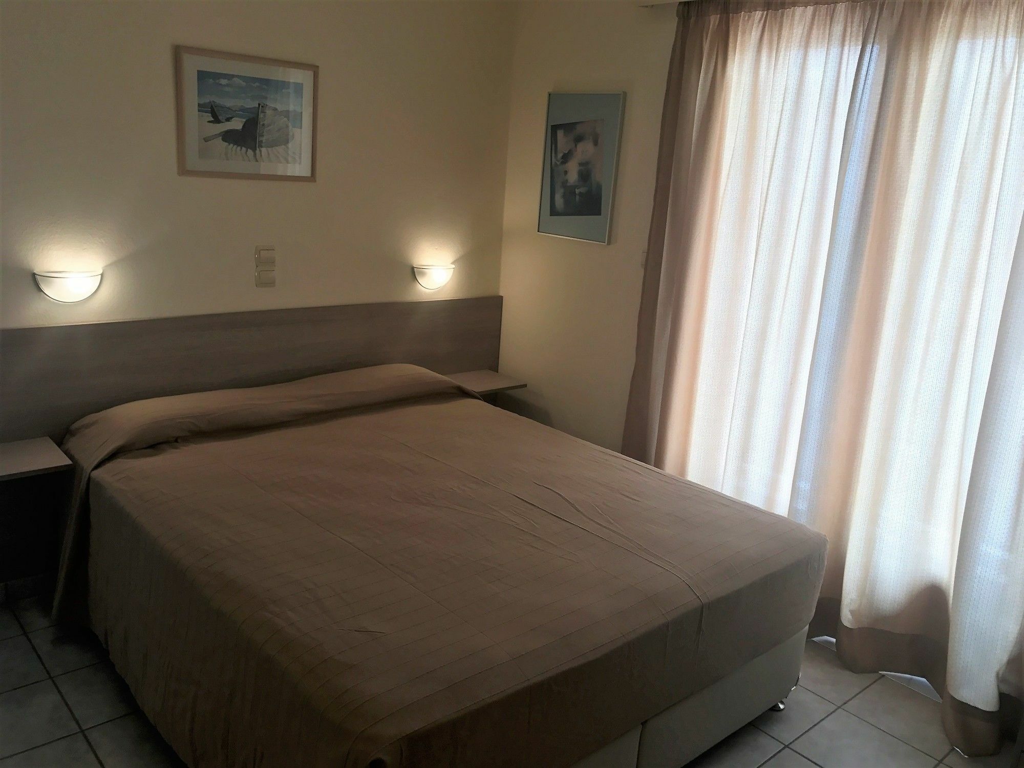 Hotel Karyatides Agia Marina  外观 照片
