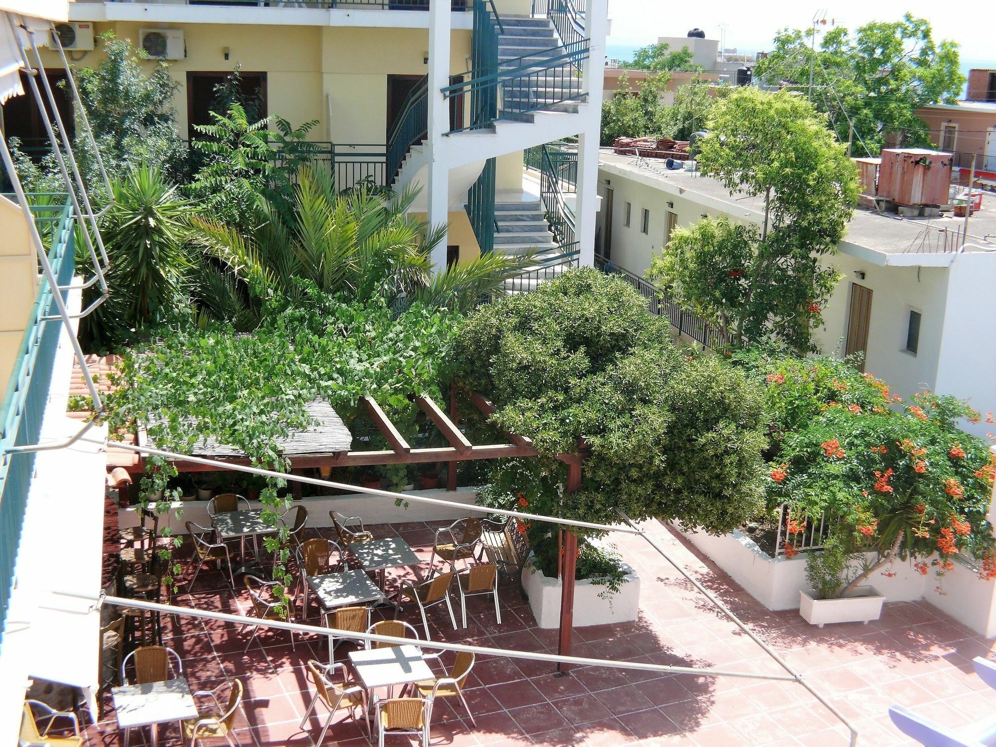 Hotel Karyatides Agia Marina  外观 照片